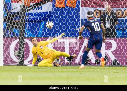Volksparkstadion, Hamburg, Deutschland. Juni 2024. Euro 2024 Gruppe D Fußball, Polen gegen Niederlande; Wojciech Szczesny (POL) spart von Memphis Depay (NED) Credit: Action Plus Sports/Alamy Live News Stockfoto