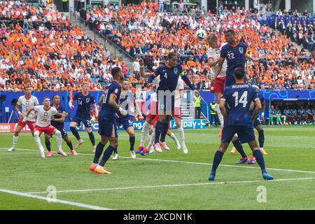 Volksparkstadion, Hamburg, Deutschland. Juni 2024. Euro 2024 Group D Football, Polen gegen die Niederlande; Adam Buksa (POL) erzielt das Eröffnungstor mit einem Kopfball in der 16. Minute Credit: Action Plus Sports/Alamy Live News Stockfoto
