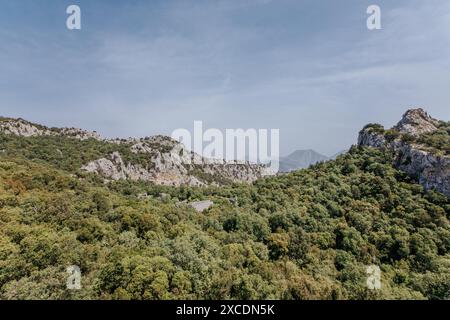 Dramatische Berglandschaft im Nationalpark in der Nähe der antiken ruinösen pisidischen Stadt Termessos bei Antalya in der Türkei an einem klaren sonnigen Tag. Stockfoto