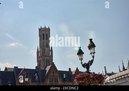 Brügge, Belgien; Juni 2024; der Glockenturm einer Brügge-Kirche oder Belfort ist ein mittelalterlicher Alarmturm im historischen Zentrum von Brügge, Belgien. Eins Stockfoto