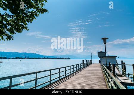 Deutschland, Anlegestelle für Boote und Fähren im lindau Lindenhofpark Public Park mit Blick auf die Altstadt lindau Insel im Sommer mit blauem Himmel Stockfoto