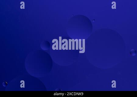 Abstrakter dunkelblauer Hintergrund mit dynamischen Kreisen unterschiedlicher Größe Stockfoto