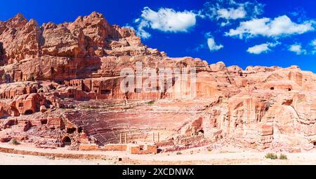 Petra Theater, Jordanien: Ein nabatäisches Amphitheater aus dem ersten Jahrhundert n. Chr. an einem schönen sonnigen Tag. Reiseziel Naher Osten Stockfoto