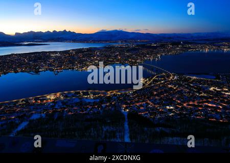 Nachtblick über die Stadt Tromso vom Aussichtspunkt der Seilbahn, Troms County, Norwegen Stockfoto