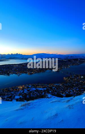 Nachtblick über die Stadt Tromso vom Aussichtspunkt der Seilbahn, Troms County, Norwegen Stockfoto