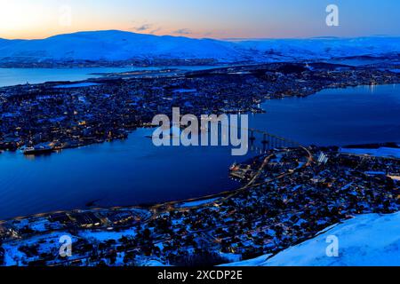 Nachtblick über die Stadt Tromso vom Aussichtspunkt der Seilbahn, Troms County, Norwegen Stockfoto