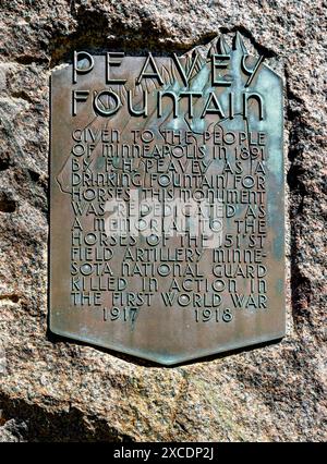 Bronzetafel auf dem Denkmal Peavey Fountain, das den Kriegspferden der 151. Feldartillerie-Division der Minnesota National Guard Kiled i gewidmet ist Stockfoto