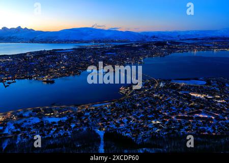 Nachtblick über die Stadt Tromso vom Aussichtspunkt der Seilbahn, Troms County, Norwegen Stockfoto