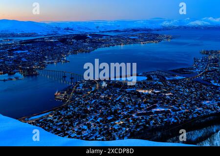 Nachtblick über die Stadt Tromso vom Aussichtspunkt der Seilbahn, Troms County, Norwegen Stockfoto