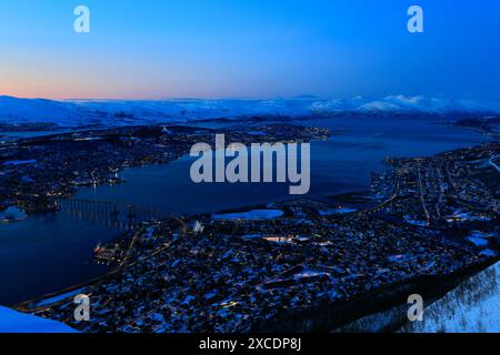 Nachtblick über die Stadt Tromso vom Aussichtspunkt der Seilbahn, Troms County, Norwegen Stockfoto