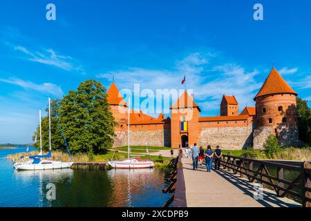 Vilnius, Litauen, 29. September 2023, hölzerne Brücke zu den wunderschönen trakai-Burgruinen in der Nähe von vilnius in der Naturlandschaft eines Sees mit blauem Himmel in Summe Stockfoto