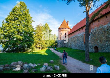 Vilnius, Litauen, 29. September 2023, antike historische Mauern der trakai Burg Ruinen in der Nähe von vilnius in Naturlandschaft an einem See mit Touristen zu Fuß Stockfoto