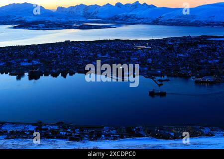 Nachtblick über die Stadt Tromso vom Aussichtspunkt der Seilbahn, Troms County, Norwegen Stockfoto