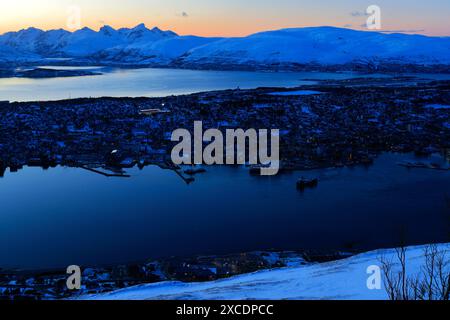 Nachtblick über die Stadt Tromso vom Aussichtspunkt der Seilbahn, Troms County, Norwegen Stockfoto