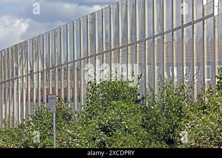 Lärmschutz an Autobahnen eine große transparente Lärmschutzwand neben der A40 im Bereich Essen Frillendorf Essen Nordrhein-Westfalen Deutschland A40 *** Lärmschutz auf Autobahnen Eine große transparente Lärmschutzwand neben der A40 im Raum Essen Frillendorf Essen Nordrhein-Westfalen Deutschland A40 Stockfoto