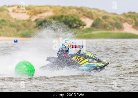 Ein Fahrer auf seinem Jet-Ski-Rennen in Runde 3 der British Jet Ski Racing Championship am 16. Juni 2024 in Crosby bei Liverpool in England. Stockfoto