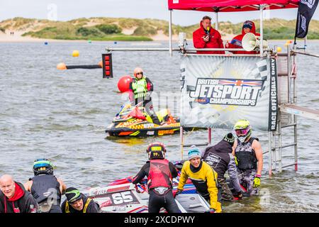 Die Fahrer bereiten ihre Jetskis auf die Rennen in Runde 3 der British Jet Ski Racing Championship am 16. Juni 2024 in Crosby bei Liverpool in England vor. Stockfoto