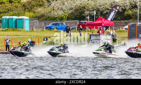 Die Fahrer auf ihrem Jet-Ski-Rennen in Runde 3 der British Jet Ski Racing Championship am 16. Juni 2024 in Crosby bei Liverpool in England. Stockfoto
