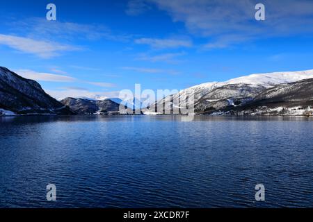 Blick von einem Boot auf die Berge entlang des Ramfjord, einem malerischen Fjord südlich von Tromso Stadt, Nordnorwegen Stockfoto