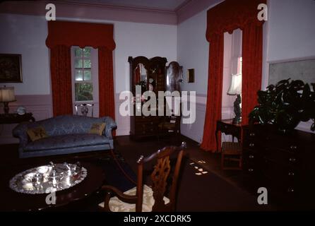 Charles City, VA. USA. 9/1993. Berkeley Plantation. Erbaut um 1726. Benjamin Harrison IV. Errichtete 1726 auf einem Hügel mit Blick auf den James River ein zweistöckiges Ziegelhaus im georgianischen Stil. Berkeley Plantation, eine der ersten Plantagen in Amerika, umfasst etwa 1.000 Acres (400 ha) am Ufer des James River an der State Route 5 im Charles City County, Virginia. Stockfoto