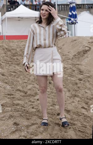 Cabourg, Frankreich. Juni 2024. Daphne Patakia besucht am 15. Juni 2024 das 38. Cabourg Film Festival in Cabourg, Frankreich. Quelle: Bernard Menigault/Alamy Live News Stockfoto