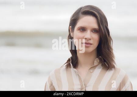 Cabourg, Frankreich. Juni 2024. Daphne Patakia besucht am 15. Juni 2024 das 38. Cabourg Film Festival in Cabourg, Frankreich. Quelle: Bernard Menigault/Alamy Live News Stockfoto