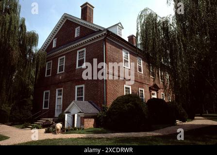 Charles City, VA. USA. 9/1993. Berkeley Plantation. Erbaut um 1726. Benjamin Harrison IV. Errichtete 1726 auf einem Hügel mit Blick auf den James River ein zweistöckiges Ziegelhaus im georgianischen Stil. Berkeley Plantation, eine der ersten Plantagen in Amerika, umfasst etwa 1.000 Acres (400 ha) am Ufer des James River an der State Route 5 im Charles City County, Virginia. Stockfoto