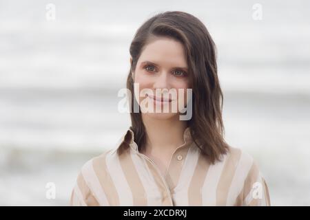 Cabourg, Frankreich. Juni 2024. Daphne Patakia besucht am 15. Juni 2024 das 38. Cabourg Film Festival in Cabourg, Frankreich. Quelle: Bernard Menigault/Alamy Live News Stockfoto