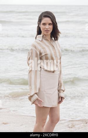 Cabourg, Frankreich. Juni 2024. Daphne Patakia besucht am 15. Juni 2024 das 38. Cabourg Film Festival in Cabourg, Frankreich. Quelle: Bernard Menigault/Alamy Live News Stockfoto