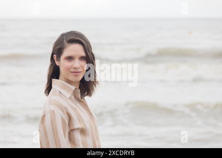 Cabourg, Frankreich. Juni 2024. Daphne Patakia besucht am 15. Juni 2024 das 38. Cabourg Film Festival in Cabourg, Frankreich. Quelle: Bernard Menigault/Alamy Live News Stockfoto
