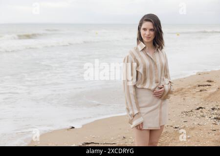 Cabourg, Frankreich. Juni 2024. Daphne Patakia besucht am 15. Juni 2024 das 38. Cabourg Film Festival in Cabourg, Frankreich. Quelle: Bernard Menigault/Alamy Live News Stockfoto
