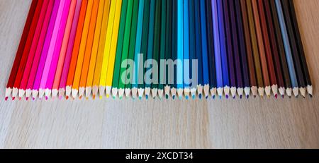 Set mit farbigen Bleistiften in Regenbogenfarben Stockfoto