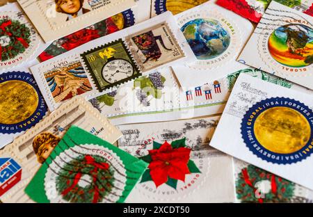 Sammlung oder Anordnung gebrauchter Briefmarken der US-amerikanischen Post, die von Briefen abgeschnitten sind Stockfoto