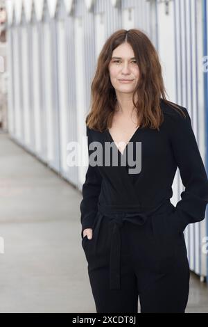 Cabourg, Frankreich. Juni 2024. Jessica Palud besucht am 15. Juni 2024 das 38. Cabourg Film Festival in Cabourg, Frankreich. Quelle: Bernard Menigault/Alamy Live News Stockfoto