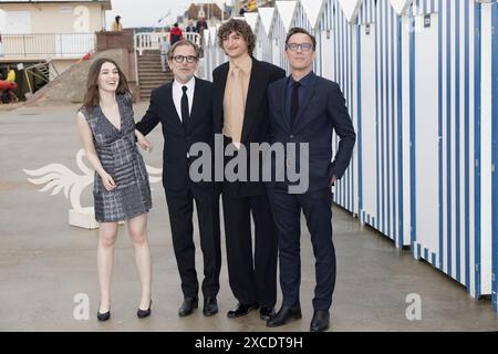 Cabourg, Frankreich. Juni 2024. Anamaria Vartolomei, Matthieu Delaporte, Vassili Schneider und Alexandre de La Patelliere nehmen am 15. Juni 2024 am 38. Cabourg Filmfestival Teil. Quelle: Bernard Menigault/Alamy Live News Stockfoto