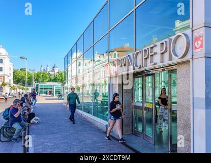 Bahnhof Principe Pio und Einkaufszentrum mit der Kathedrale von Almudena im Hintergrund. Madrid, Spanien. Stockfoto