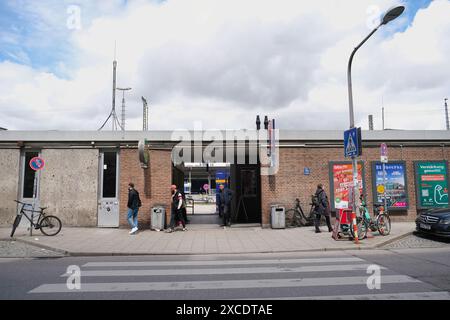 München, Deutschland - 24. Mai 2024. Straßenblick mit Passage vom Münchner Ostbahnhof zur Friedenstraße im Werksviertel im Osten Münchens. Stockfoto