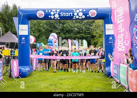 Warrington, Cheshire, Großbritannien. Juni 2024. Das jährlich stattfindende 10K-Rennen um das Leben zur Unterstützung von Cancer Research UK fand im Victoria Park, Warrington, statt. Die schnelleren Läufer standen zum Start des Rennens an der Front. Quelle: John Hopkins/Alamy Live News Stockfoto