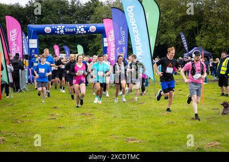 Warrington, Cheshire, Großbritannien. Juni 2024. Das jährlich stattfindende 10K-Rennen um das Leben zur Unterstützung von Cancer Research UK fand im Victoria Park, Warrington, statt. Das Rennen beginnt. Quelle: John Hopkins/Alamy Live News Stockfoto