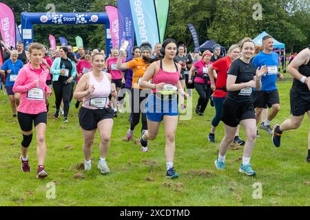 Warrington, Cheshire, Großbritannien. Juni 2024. Das jährlich stattfindende 10K-Rennen um das Leben zur Unterstützung von Cancer Research UK fand im Victoria Park, Warrington, statt. Das Rennen beginnt. Quelle: John Hopkins/Alamy Live News Stockfoto