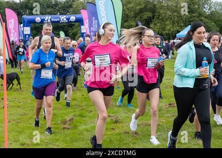 Warrington, Cheshire, Großbritannien. Juni 2024. Das jährlich stattfindende 10K-Rennen um das Leben zur Unterstützung von Cancer Research UK fand im Victoria Park, Warrington, statt. Das Rennen beginnt. Quelle: John Hopkins/Alamy Live News Stockfoto