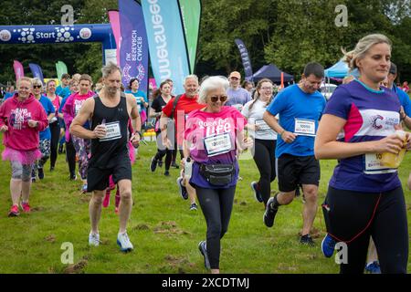 Warrington, Cheshire, Großbritannien. Juni 2024. Das jährlich stattfindende 10K-Rennen um das Leben zur Unterstützung von Cancer Research UK fand im Victoria Park, Warrington, statt. Das Rennen beginnt. Quelle: John Hopkins/Alamy Live News Stockfoto