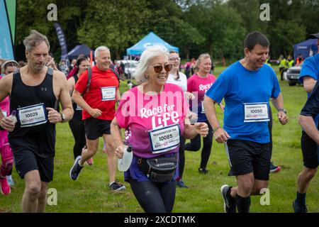 Warrington, Cheshire, Großbritannien. Juni 2024. Das jährlich stattfindende 10K-Rennen um das Leben zur Unterstützung von Cancer Research UK fand im Victoria Park, Warrington, statt. Das Rennen beginnt. Quelle: John Hopkins/Alamy Live News Stockfoto