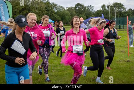 Warrington, Cheshire, Großbritannien. Juni 2024. Das jährlich stattfindende 10K-Rennen um das Leben zur Unterstützung von Cancer Research UK fand im Victoria Park, Warrington, statt. Das Rennen beginnt. Quelle: John Hopkins/Alamy Live News Stockfoto