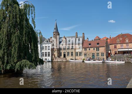 Brügge, Belgien; Juni 2024; St. John Hospital (Sint-Janshospitaal) seit Mariabrug in der schönen Stadt Brügge in Belgien, mit Stockfoto