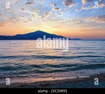 Schönen Sommer Meer Sonnenuntergang Landschaft auf borsh Strand, Albanien. Stockfoto