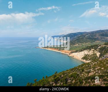 Sommer Meer Küste Cala Rosa Contrada Mattinatella, Mattinata, auf der Halbinsel Gargano in Apulien, Italien. Stockfoto