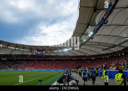 Fans von Daenemark in der Cannstatter Kurve, GER, Slowenien (SVN) vs Dänemark (DEN), Fussball Europameisterschaft, UEFA EURO 2024, Gruppe C, 1. Spieltag, 16.06.2024 Foto: Eibner-Pressefoto/Michael Memmler Stockfoto