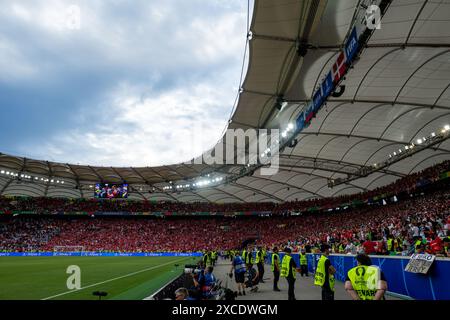 Fans von Daenemark in der Cannstatter Kurve, GER, Slowenien (SVN) vs Dänemark (DEN), Fussball Europameisterschaft, UEFA EURO 2024, Gruppe C, 1. Spieltag, 16.06.2024 Foto: Eibner-Pressefoto/Michael Memmler Stockfoto