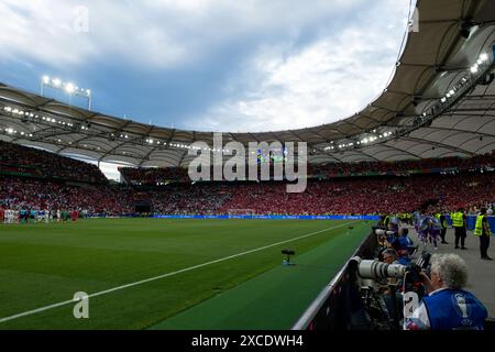 Fans von Daenemark in der Cannstatter Kurve, GER, Slowenien (SVN) vs Dänemark (DEN), Fussball Europameisterschaft, UEFA EURO 2024, Gruppe C, 1. Spieltag, 16.06.2024 Foto: Eibner-Pressefoto/Michael Memmler Stockfoto